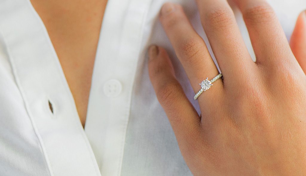small engagement diamond rings 