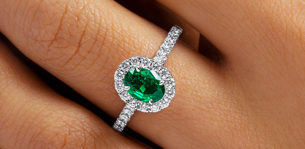 18K White Gold Oval Halo Emerald And Diamond Ring