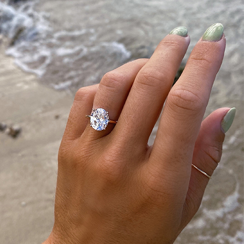 4ct oval Hailey Bieber diamond set. Isn't she dazzling! Get your dream set  now! DM us 🥰 #ovaldiamond #labdiamonds #labgrowndiamonds… | Instagram