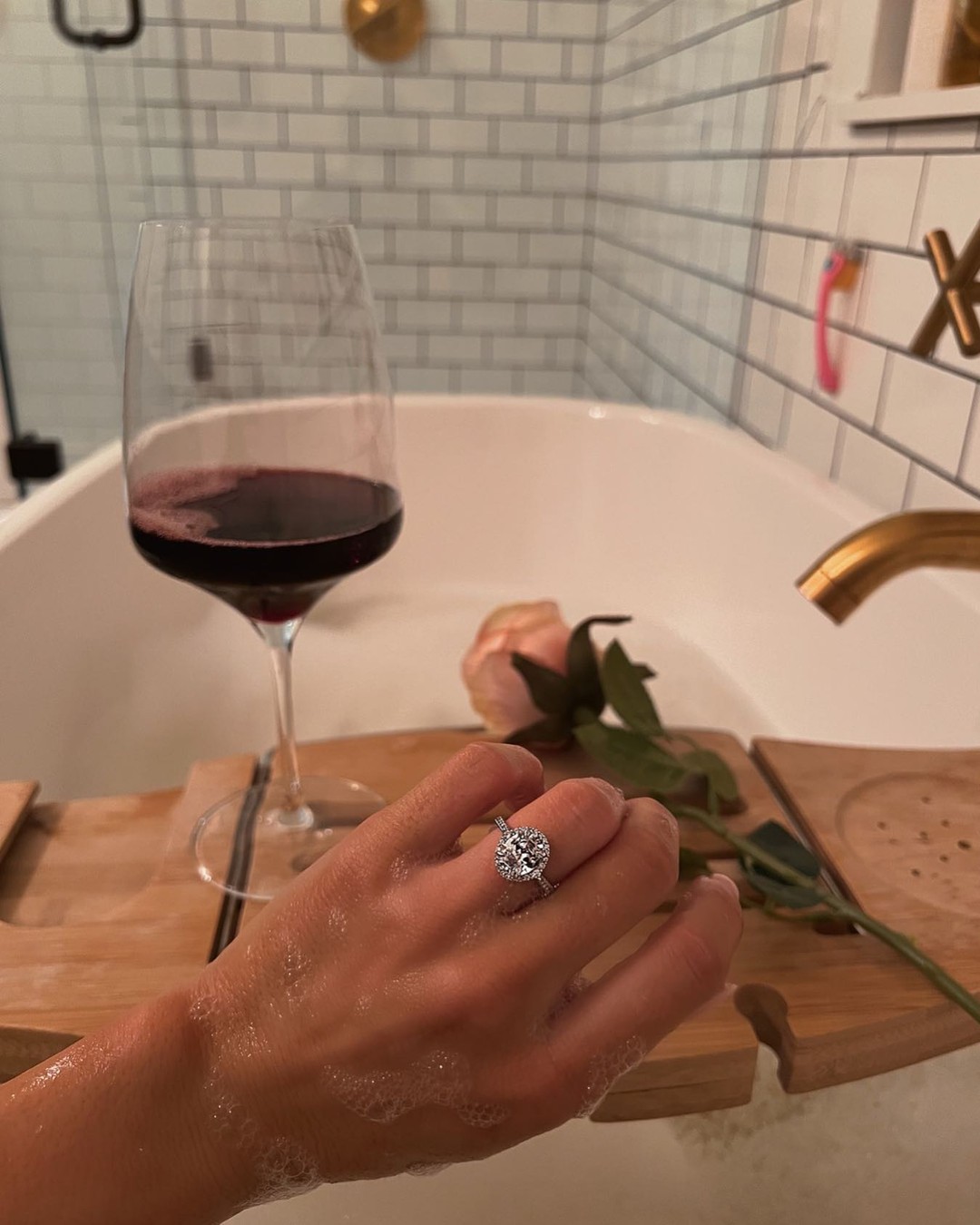 Our kind of weekend plans:
💍 + 🍷 + 🛁 = ❤️
💍ring: Classic Cathedral Halo Pavé Engagement Ring
.
.
.
#jamesallen #jamesallenrings #diamond #diamonds #diamondring #engaged #engagement #engagementring #isaidyes #ringinspo #weekend #weekendstyle #winter #winterengagement