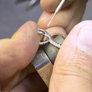 Setting diamonds in a ring 