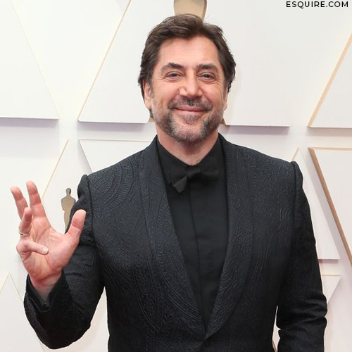 Javier Bardem posing on the 2022 Oscars red carpet 