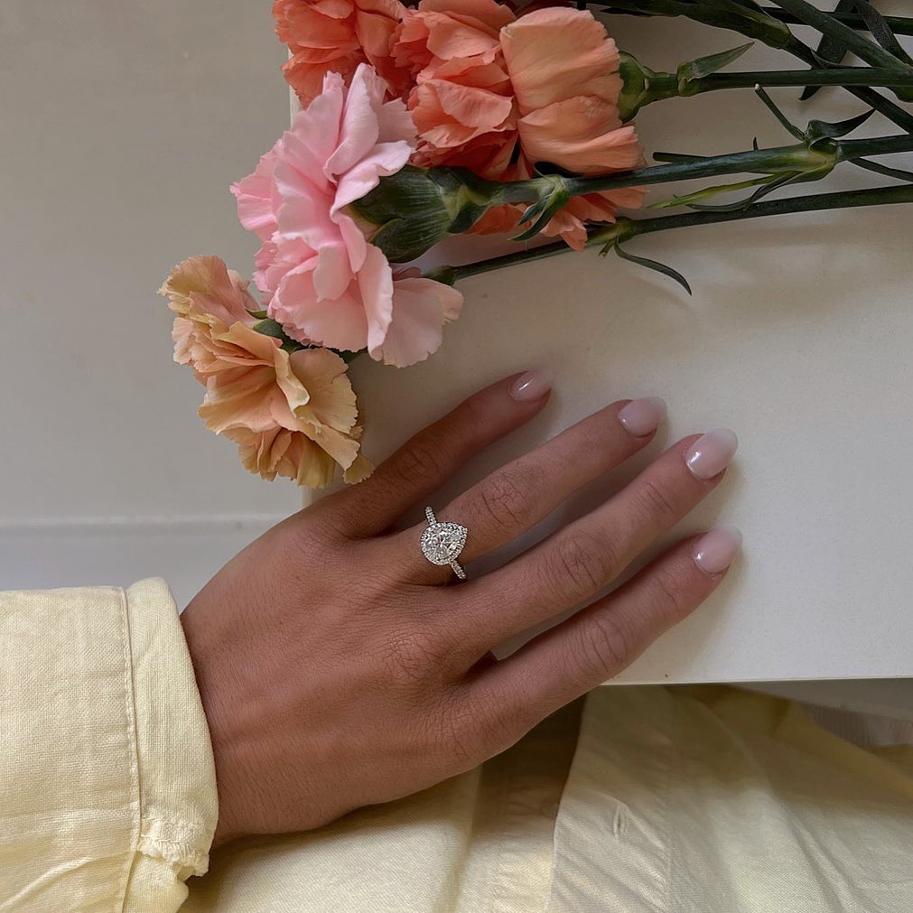 Currently crushing on our: Pear Halo Pavé Engagement Ring 💖
💍ring: 17306W
.
.
.
#jamesallen #jamesallenrings #diamond #diamonds #diamondring #engaged #engagement #engagementring #isaidyes #ringinspo #jewelry #jewelryinspo