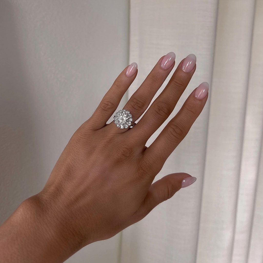 Up close with our Pear & Fancy Halo Engagement Ring in 18K White Gold 🤍
💍ring:18023W
.
.
.
#jamesallen #jamesallenrings #diamond #diamonds #diamondring #engaged #engagement #engagementring #isaidyes #ringinspo #jewelry #jewelryinspo