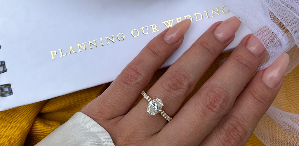 How to Take a Picture Perfect Engagement Ring Selfie