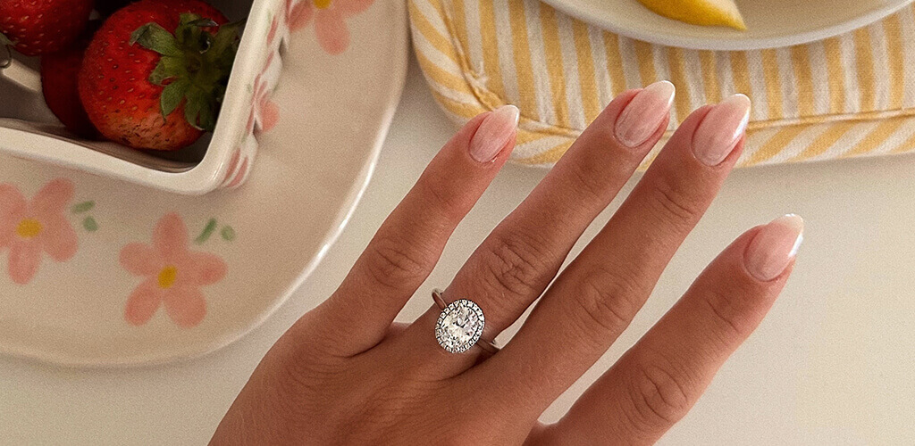 18K White Gold Pavé Halo Diamond Engagement Ring (Oval Center)